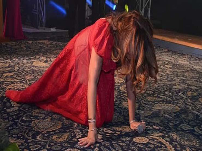 اضغط لمشاهدة الفيديو: لحظة سقوط أشهر فنانات العرب على المسرح